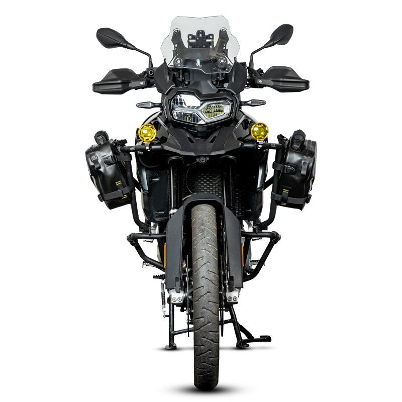 Moto adventure con fari ausiliari omologati, vista frontale