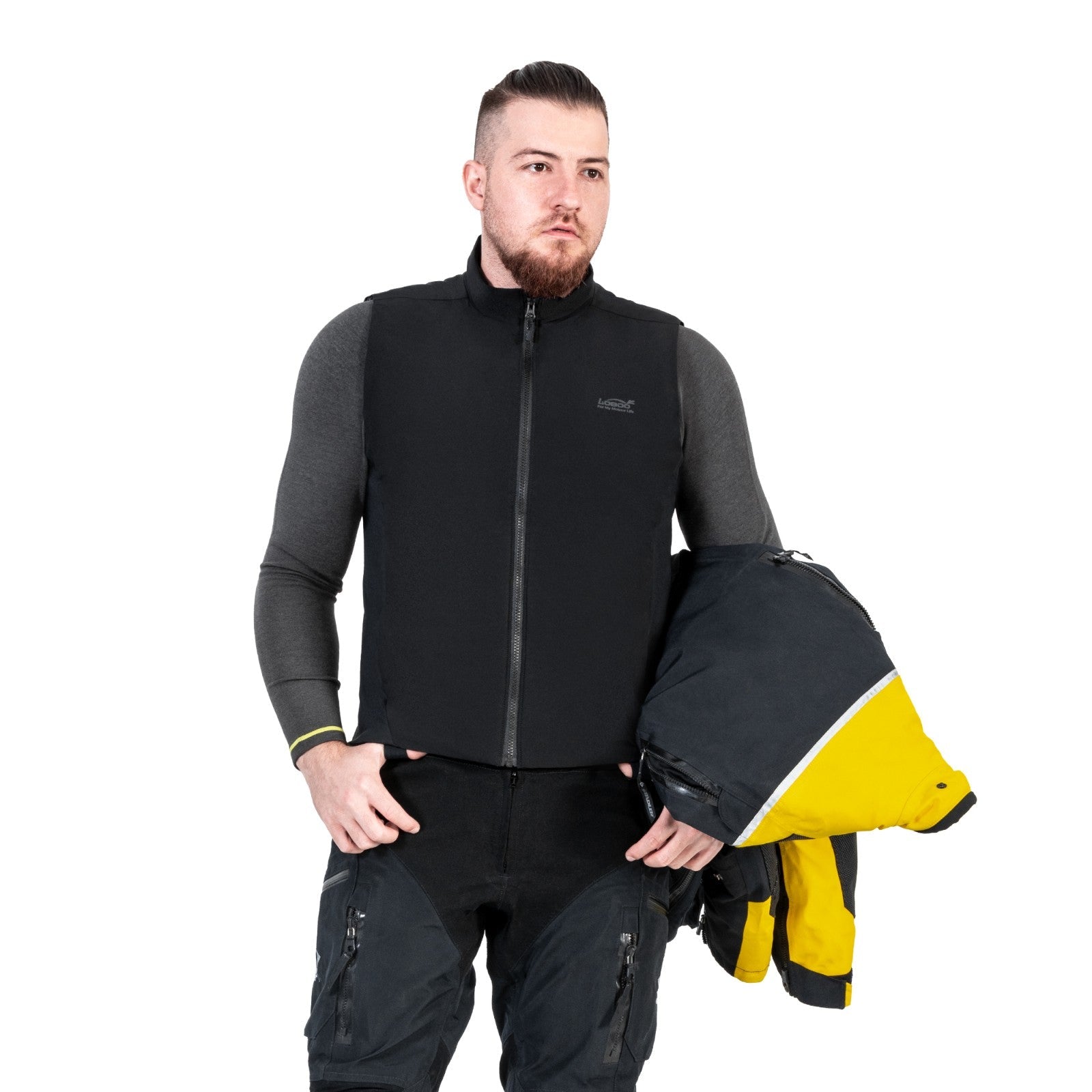Gilet riscaldato per moto indossato sotto la giacca, vista frontale