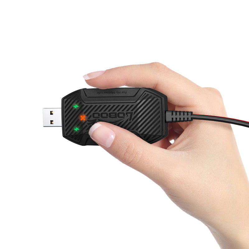Mini caricabatterie per moto da 12V alimentato via USB, tenuto in mano