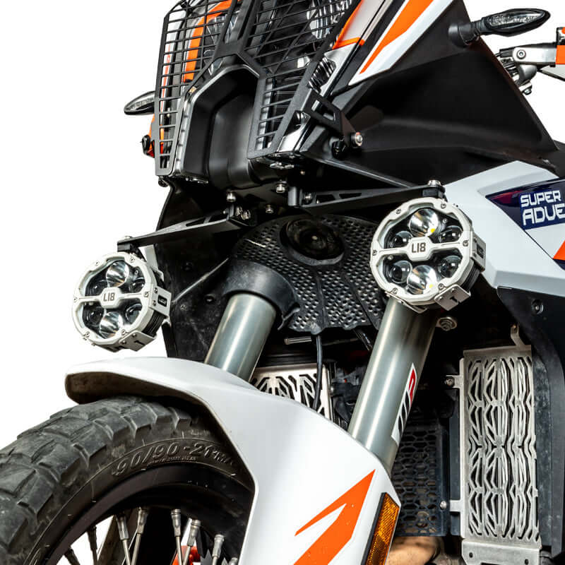 KTM 1290 Super Adventure R con faretti ausiliari montati sulla staffa dedicata LOBOO CDZJ251