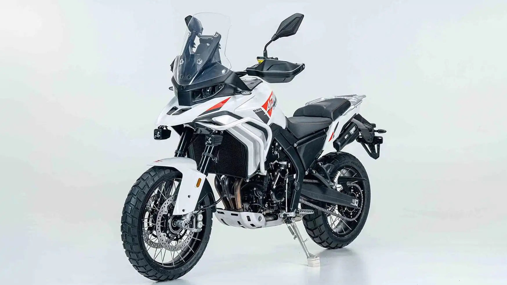 ZXMoto 820X bianca vista di tre quarti anteriore, adventure cinese a tre cilindri