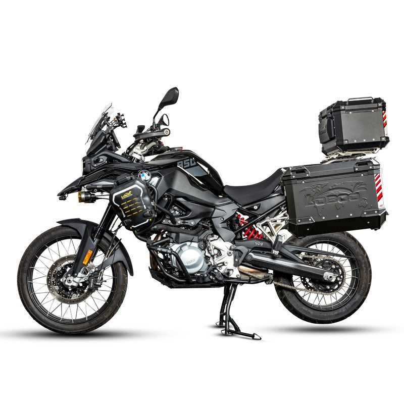 Moto adventure equipaggiata con fari L7S, vista laterale
