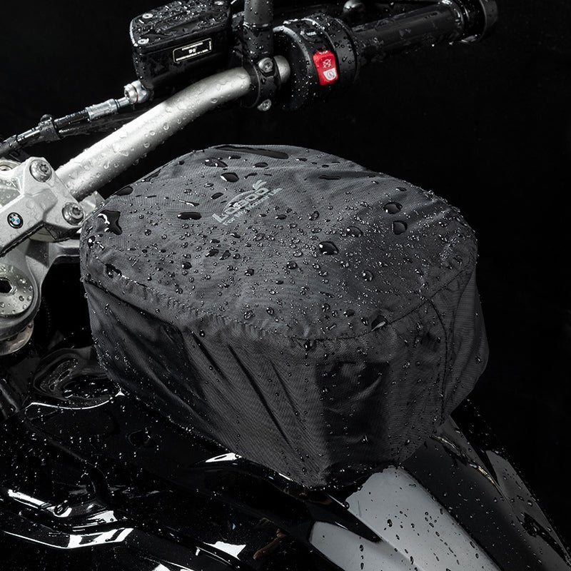 Copertura antipioggia montata sulla BTB05BK sotto la pioggia, su BMW