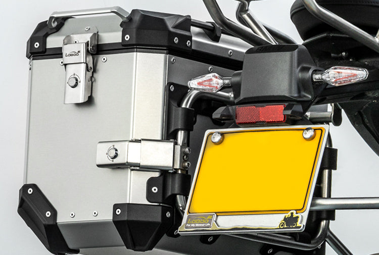 Dettaglio della valigia laterale LOBOO CONQUEROR argento montata accanto al portatarga della BMW R 1300 GS