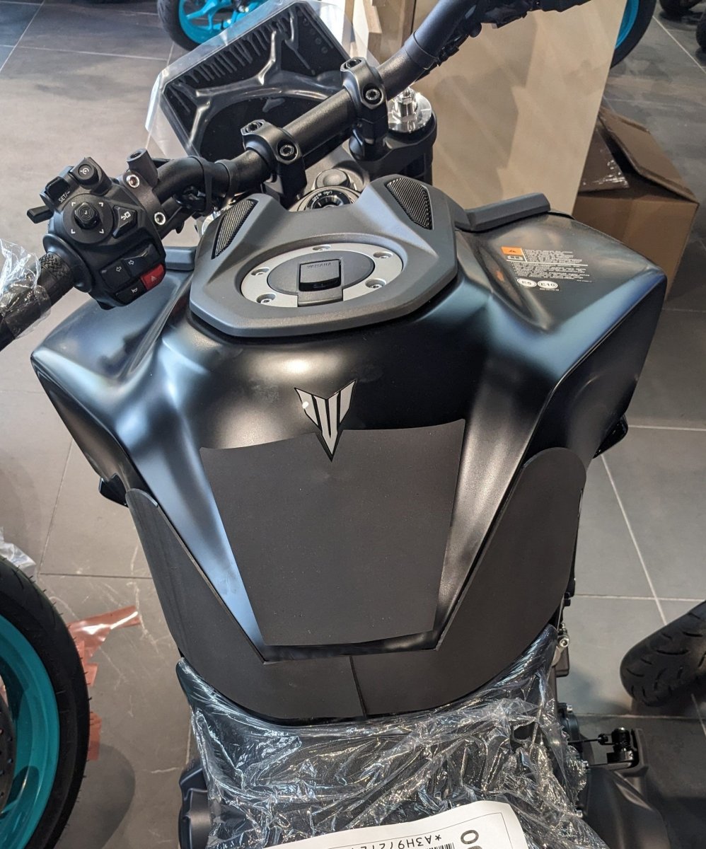 Adesivo antiscivolo serbatoio avvolgente Yamaha MT-09 2024-2026 – foto 3