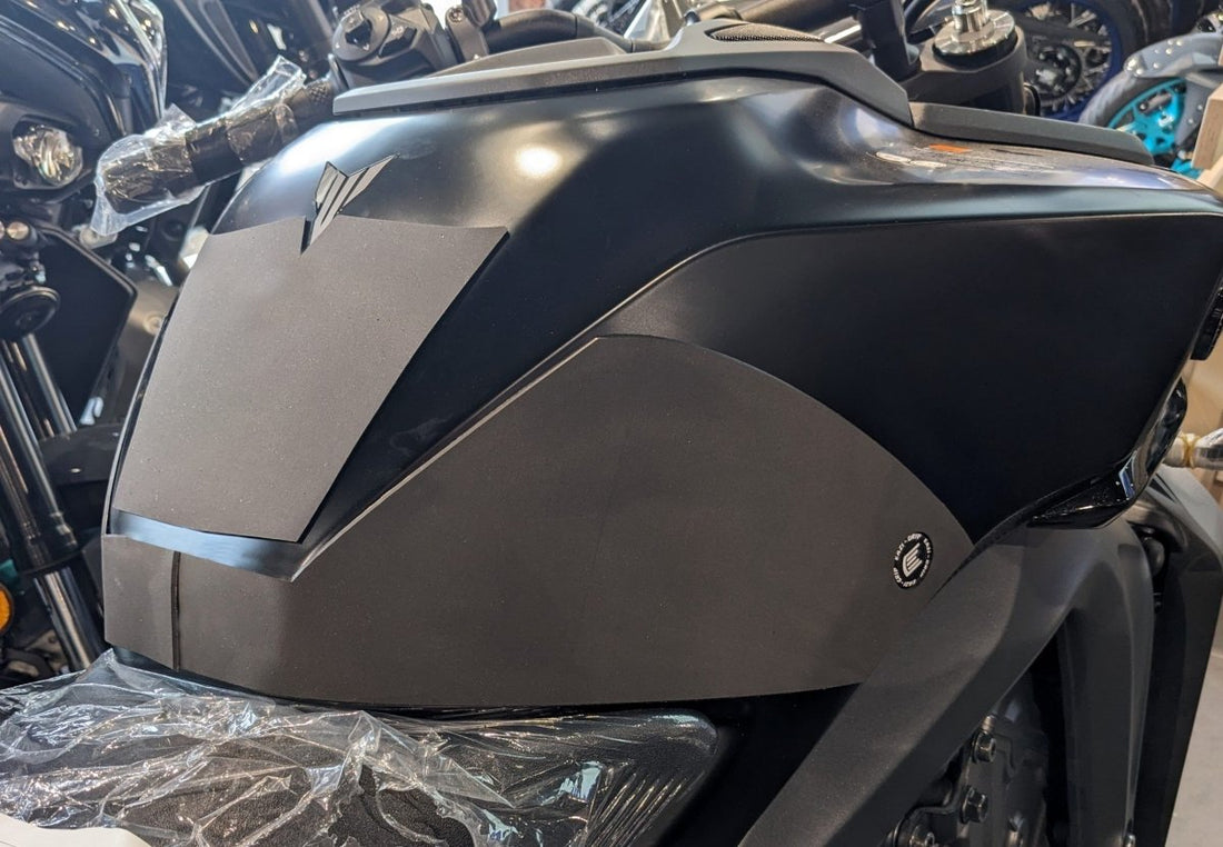 Adesivo antiscivolo serbatoio avvolgente Yamaha MT-09 2024-2026 – foto 2