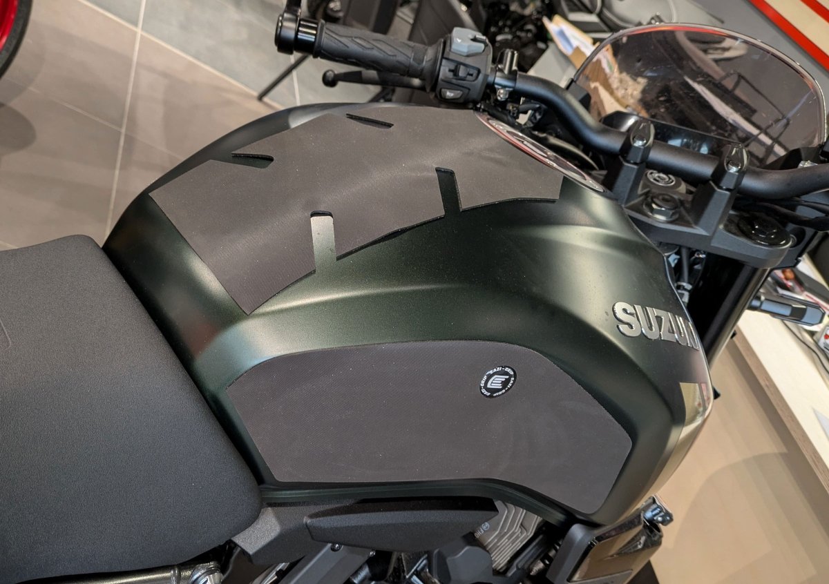 Adesivo serbatoio unico SUZUKI GSX - 8T & GSX - 8TT 2025 - EAZI - GRIP - ENDURRAD