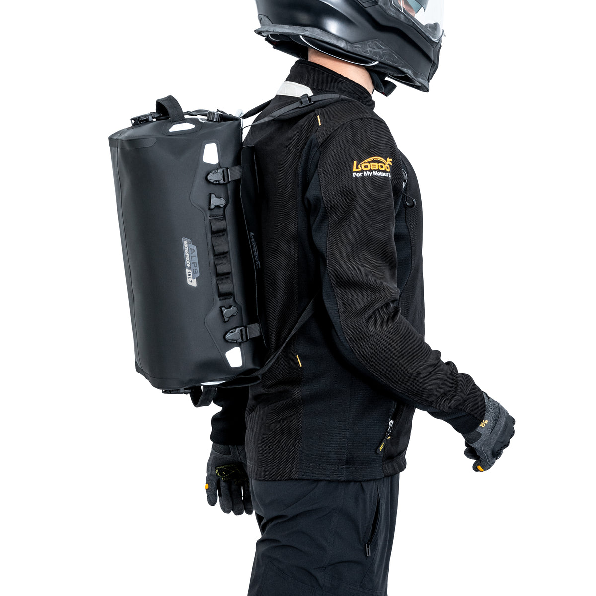 Borsa ALPS portata a zaino sulle spalle di un motociclista in tuta