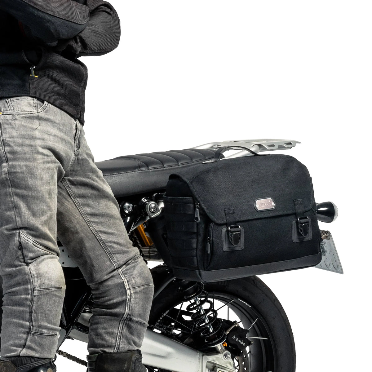 Borsa laterale LOBOO BCB12BK montata, vista laterale con motociclista in sella