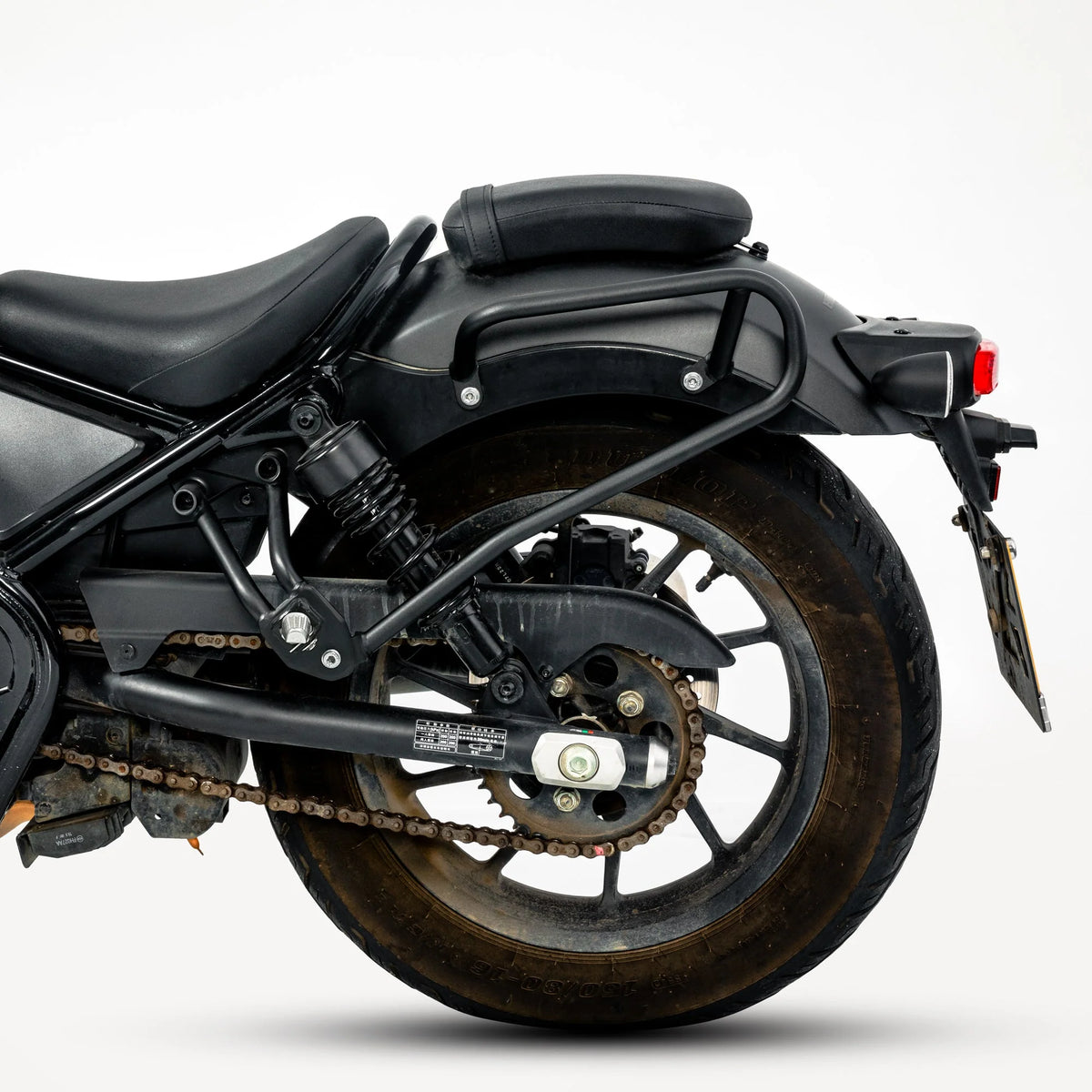 Borsa laterale LOBOO BCB12BK montata sulla coda della moto, vista posteriore laterale