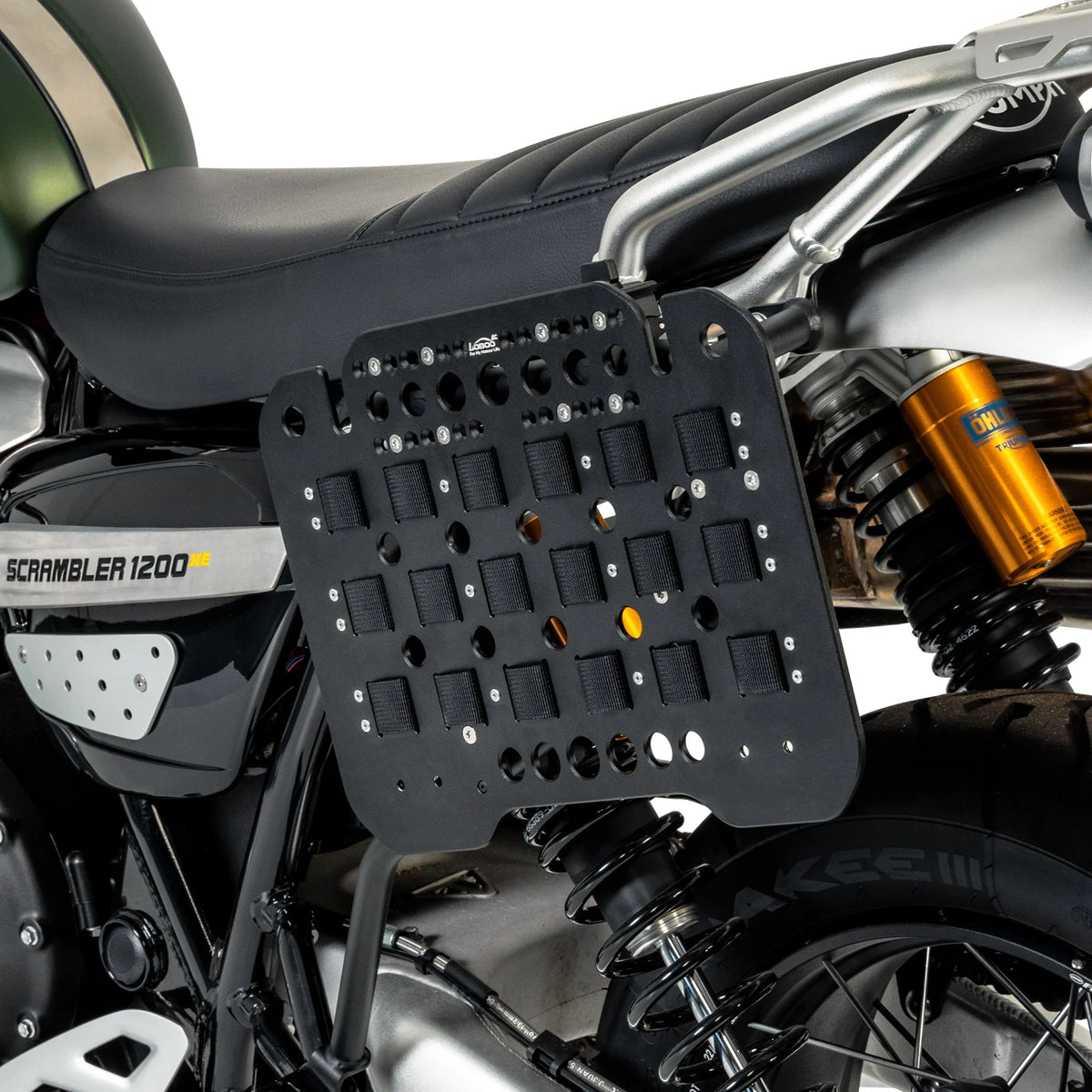 Piastra LOBOO BZJ01BK montata sul fianco della Triumph Scrambler 1200XE, dettaglio