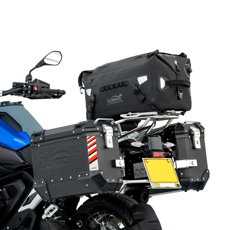 Dettaglio del fissaggio a cinghie della borsa LOBOO ALPS 46 L sopra il portapacchi di una BMW R 1300 GS
