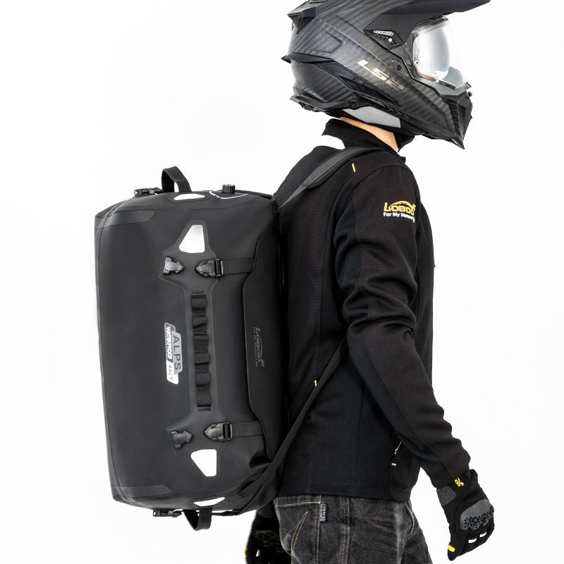 Motociclista che indossa la borsa LOBOO ALPS 46 L come zaino, con le doppie spalline allacciate