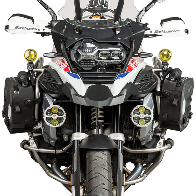 Vista laterale della borsa gonfiabile LOBOO BHGB05T installata tra barra paramotore e fiancata della moto