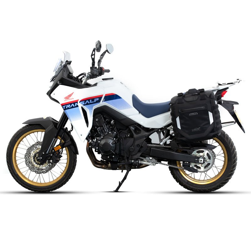 Honda XL750 Transalp con valigia laterale LOBOO Alps montata, vista laterale