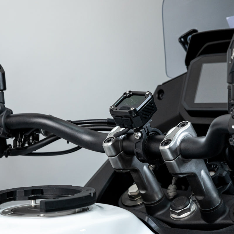 LOBOO C36 installato sul manubrio di una maxi enduro accanto alla strumentazione TFT