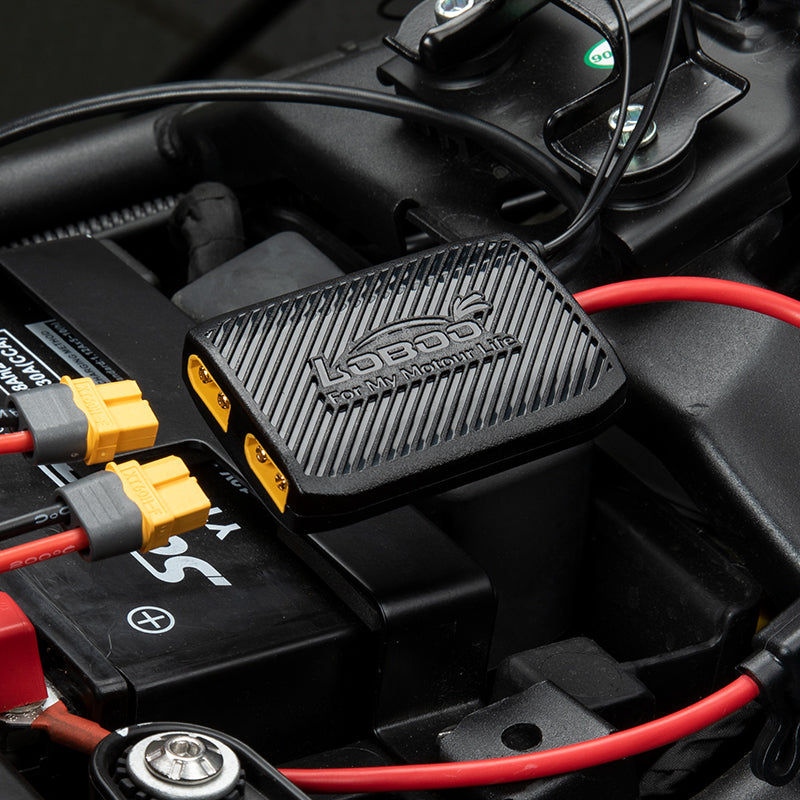 Centralina collegata ai poli della batteria della moto