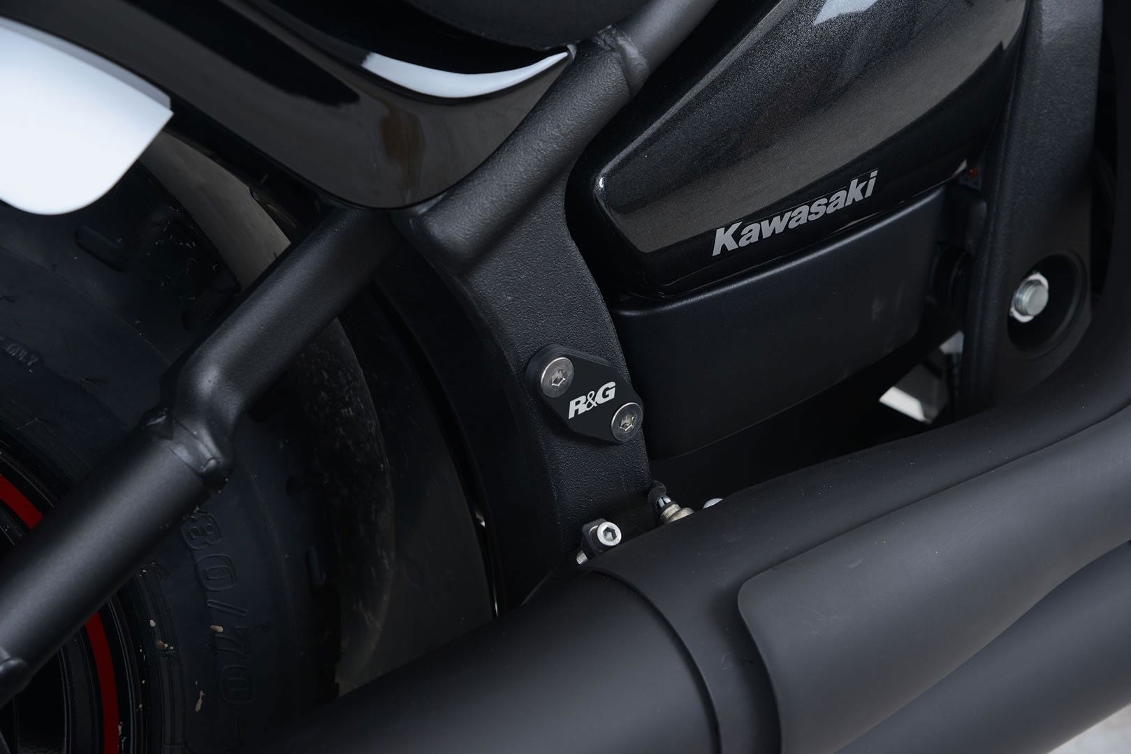 Placchette Copri Fori Poggiapiedi Posteriori Paio Kawasaki Vulcan Vn 900 Custom 2007 Classic 06 Classic Lt 11 18031 Rg BLP0062BK - Endurrad