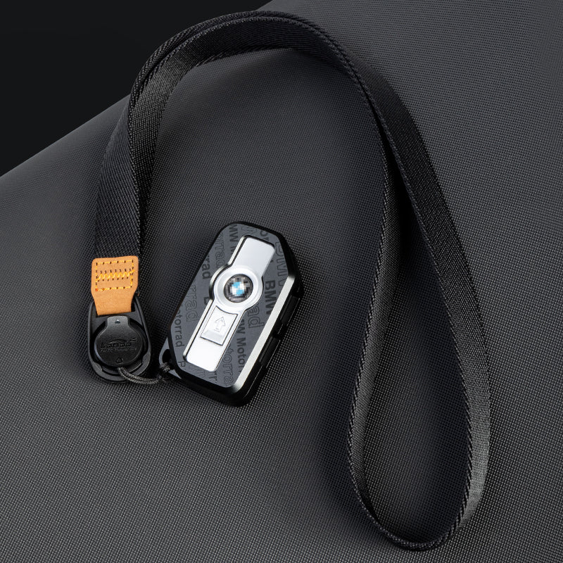 Cordino LOBOO XGS06BK con chiave BMW in custodia su fondo scuro