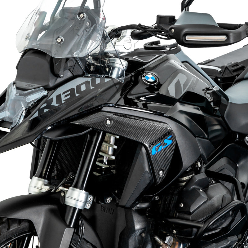 Lato destro anteriore della BMW R 1300 GS con cover radiatore in carbonio LOBOO