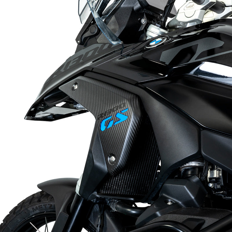 Cover radiatore in carbonio LOBOO viste dall'alto sulla BMW R 1300 GS