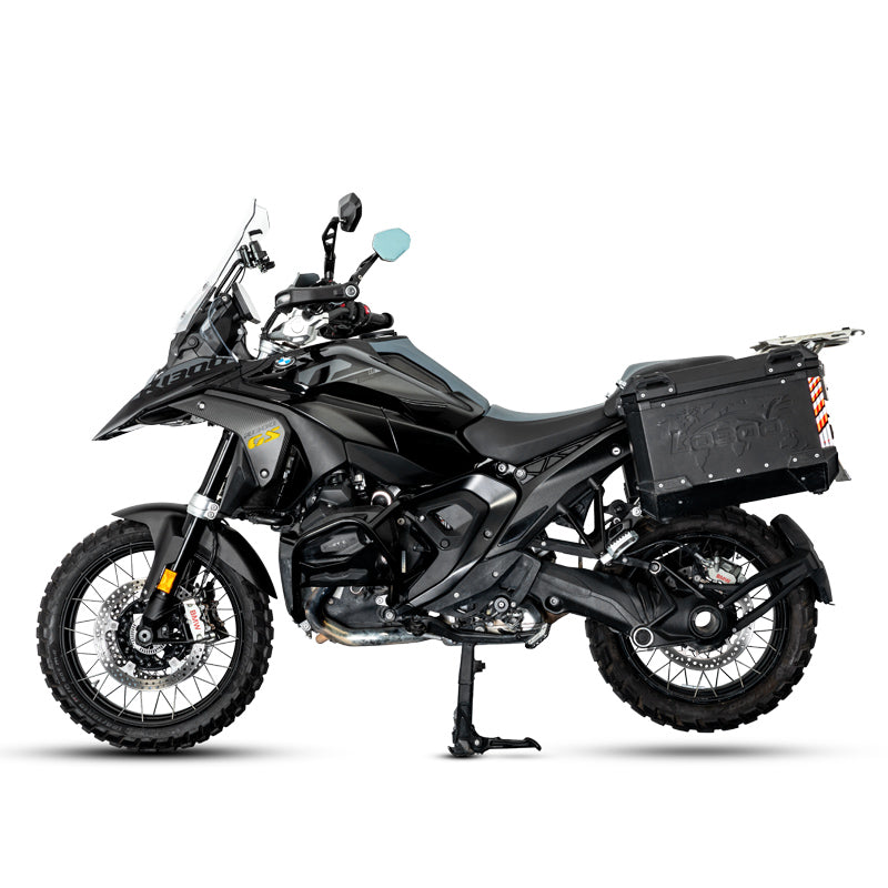 BMW R 1300 GS completa di valigie, lato destro, con le cover radiatore in carbonio