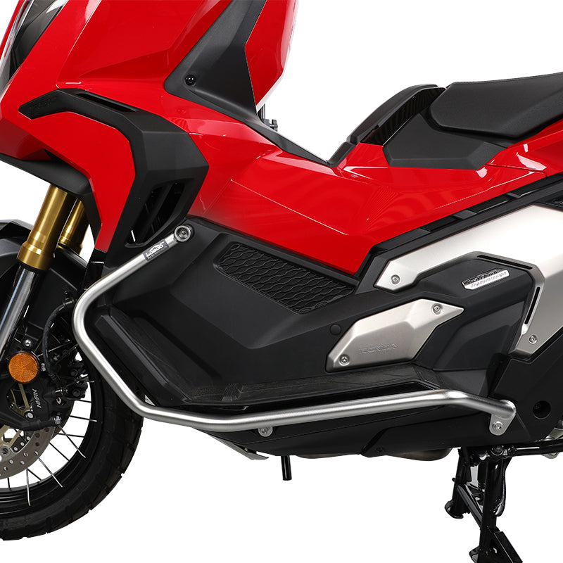 Crash bar LOBOO CHG332 argento sul fianco sinistro della Honda X-ADV 750, dettaglio in tutta la lunghezza