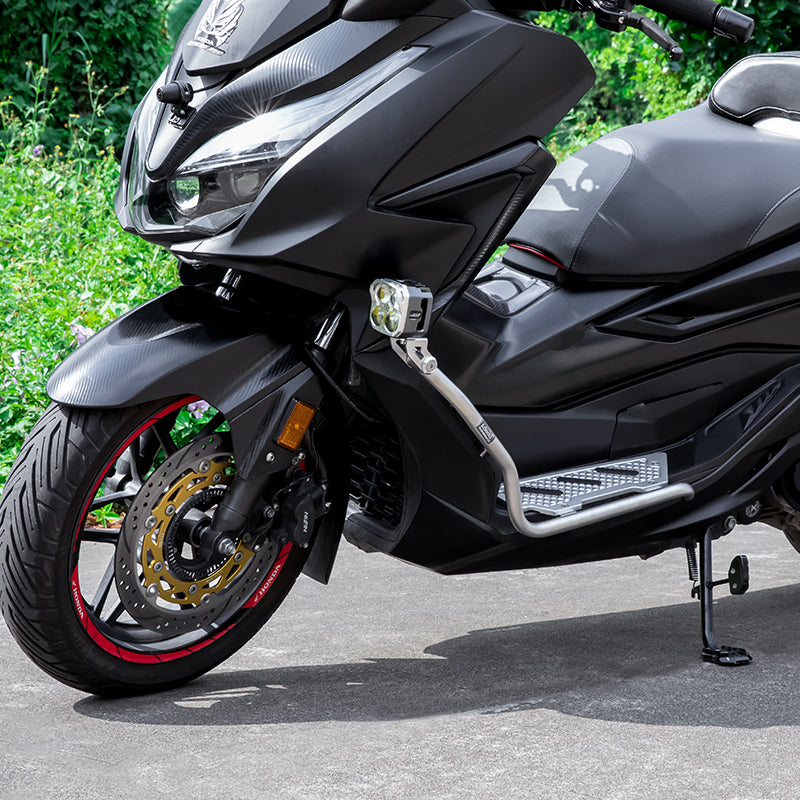 Dettaglio della barra argento CHG37 e delle pedane in alluminio sulla Honda Forza 350
