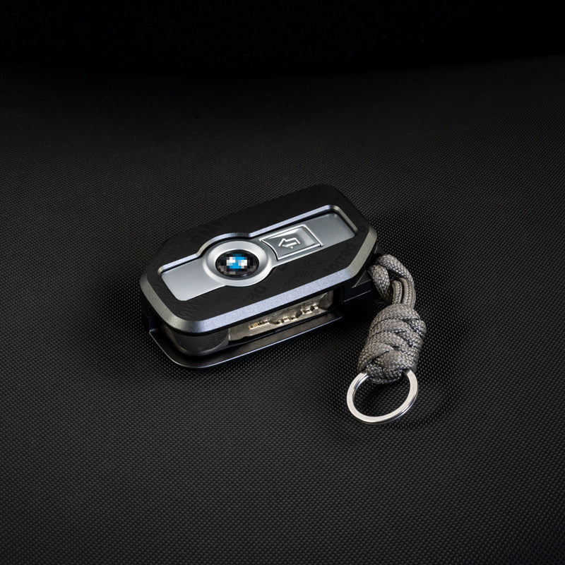 Custodia chiave LOBOO XHK081 con chiave BMW, vista frontale su fondo scuro