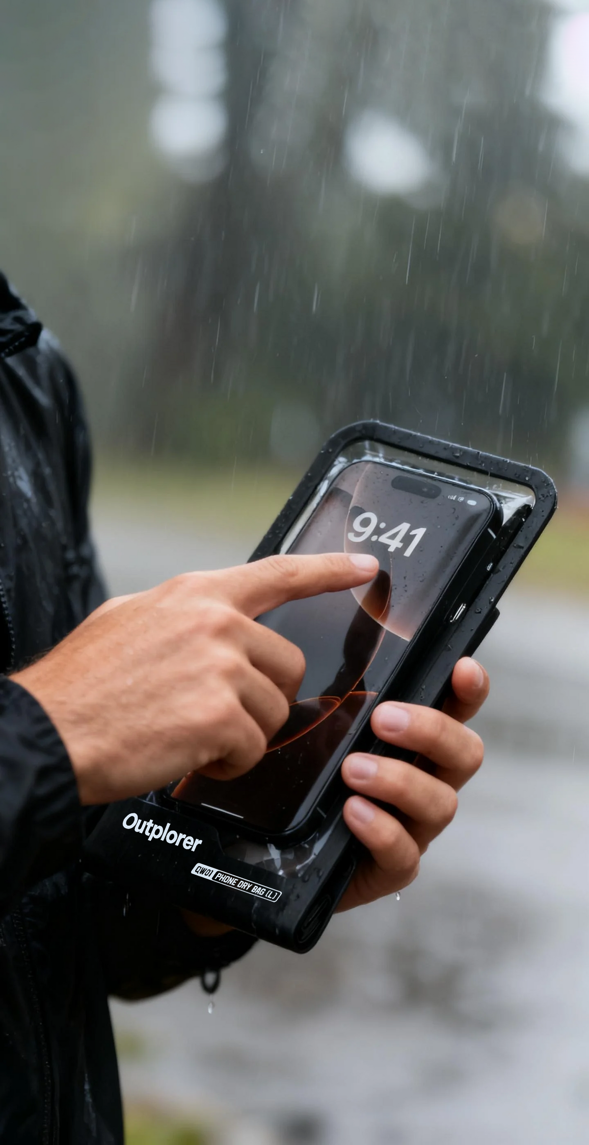 Uso del touchscreen attraverso la custodia impermeabile Outplorer QW01 sotto la pioggia