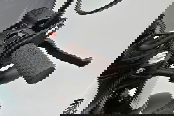 Daytona Manopole GGDI-GRID FOR1 - 127 mm, Finale Chiuso - Nero, Marrone e Rosso Scuro