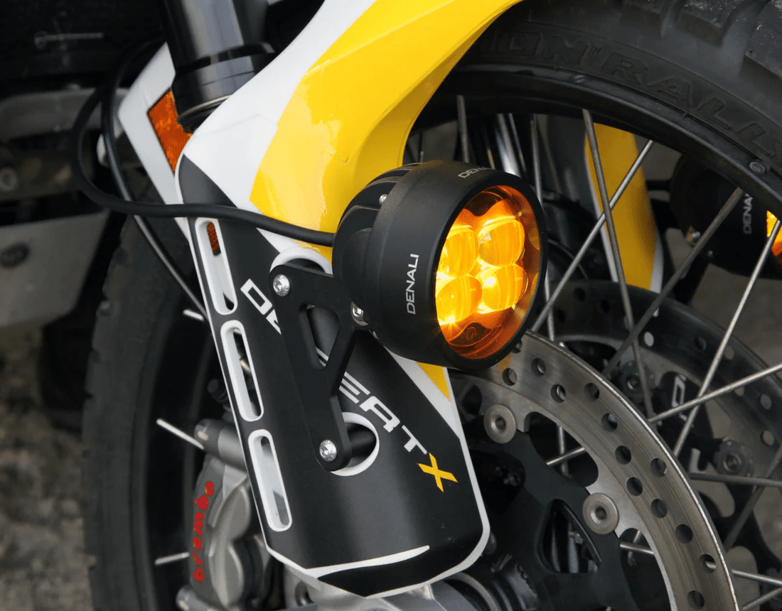 Supporto inferiore faretti DENALI montato su Ducati DesertX / Multistrada V4 – vista 3