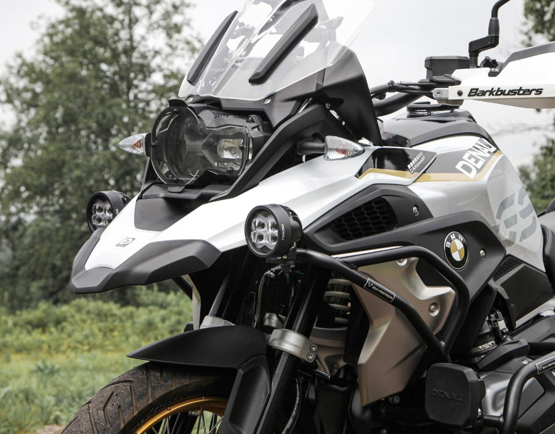 Fendinebbia LED DENALI D3 montato sulla moto, posizione bassa