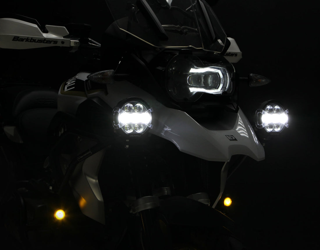 Faretti DENALI D7 PRO montati su BMW R 1250 GS accesi di notte