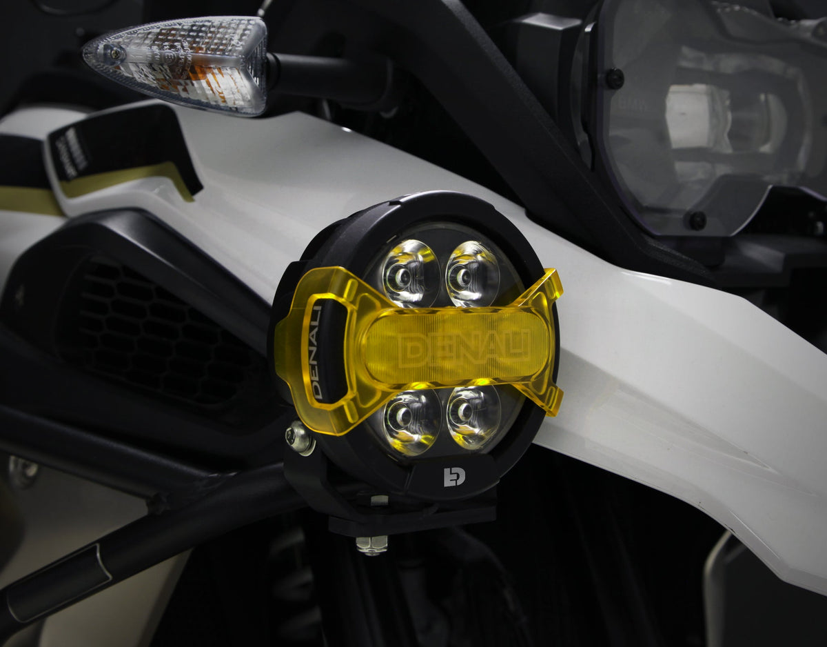 Faretto DENALI D7 PRO con lente ambra montata, fascio acceso
