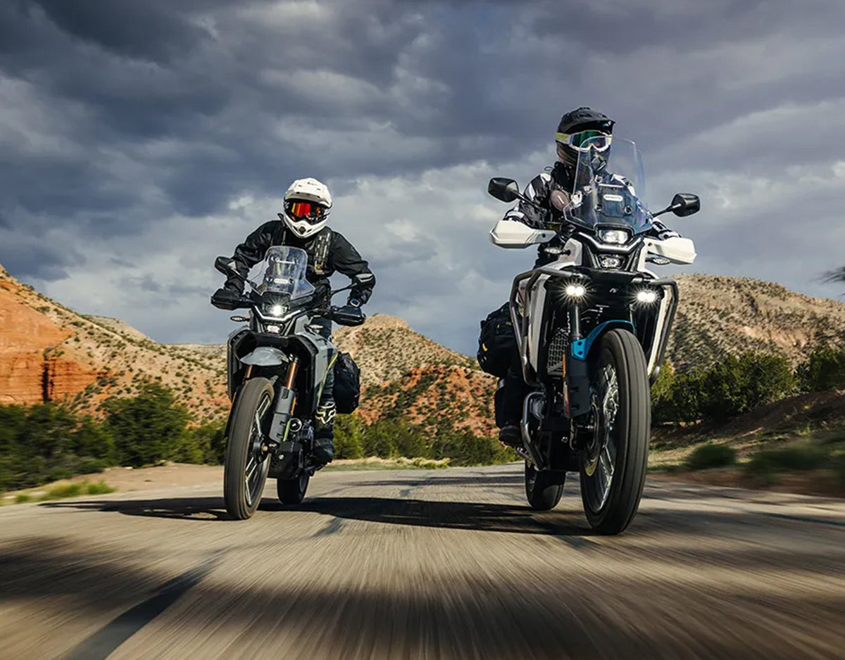 Faretti DENALI DL2 montati sul paramotore di una moto