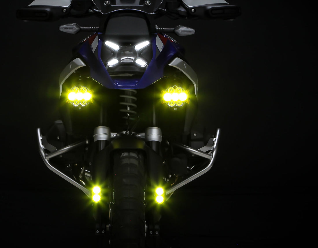 Faretti DENALI DL2 accesi su moto, vista laterale