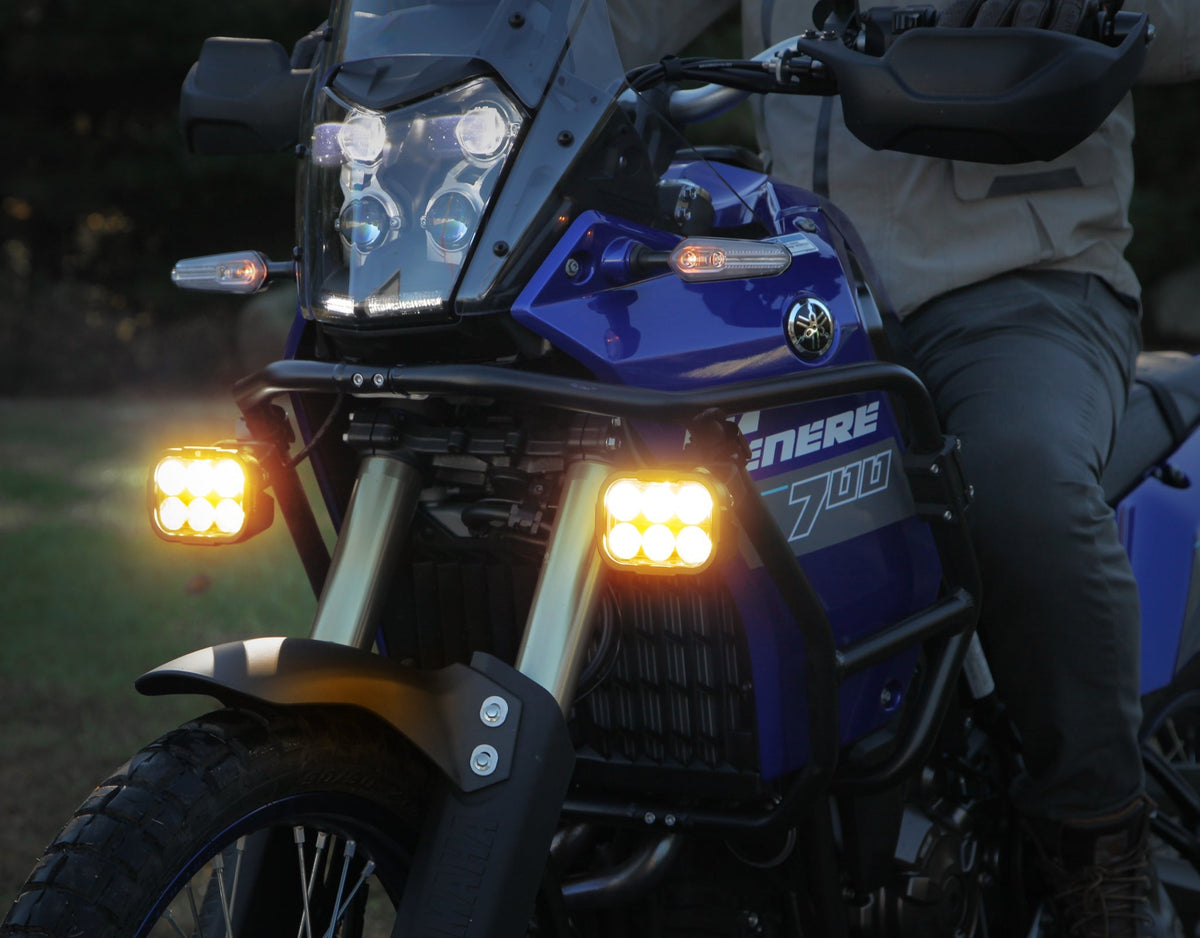 Faretti DENALI DL6 montati su moto in ambiente esterno