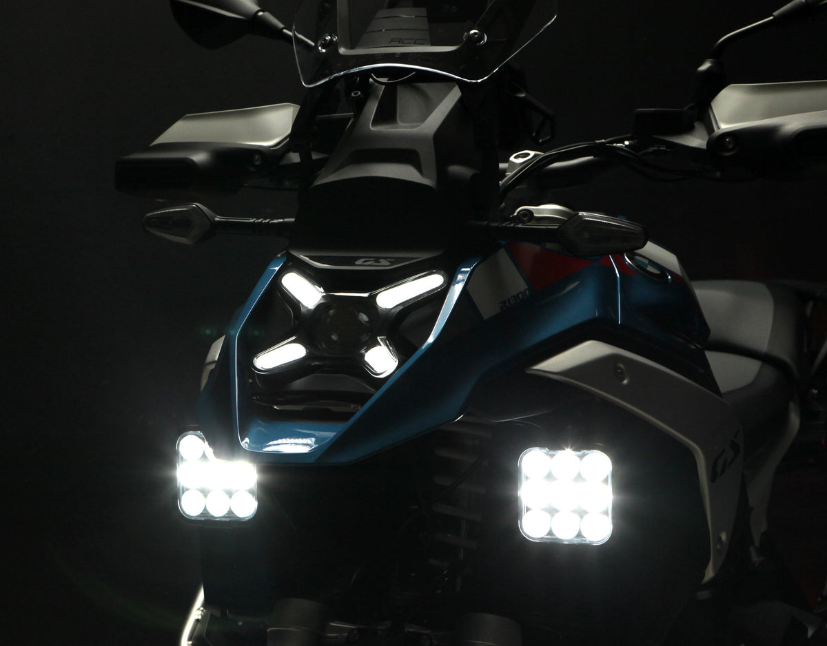 Faretto DENALI DL9 montato su moto, dettaglio del fissaggio