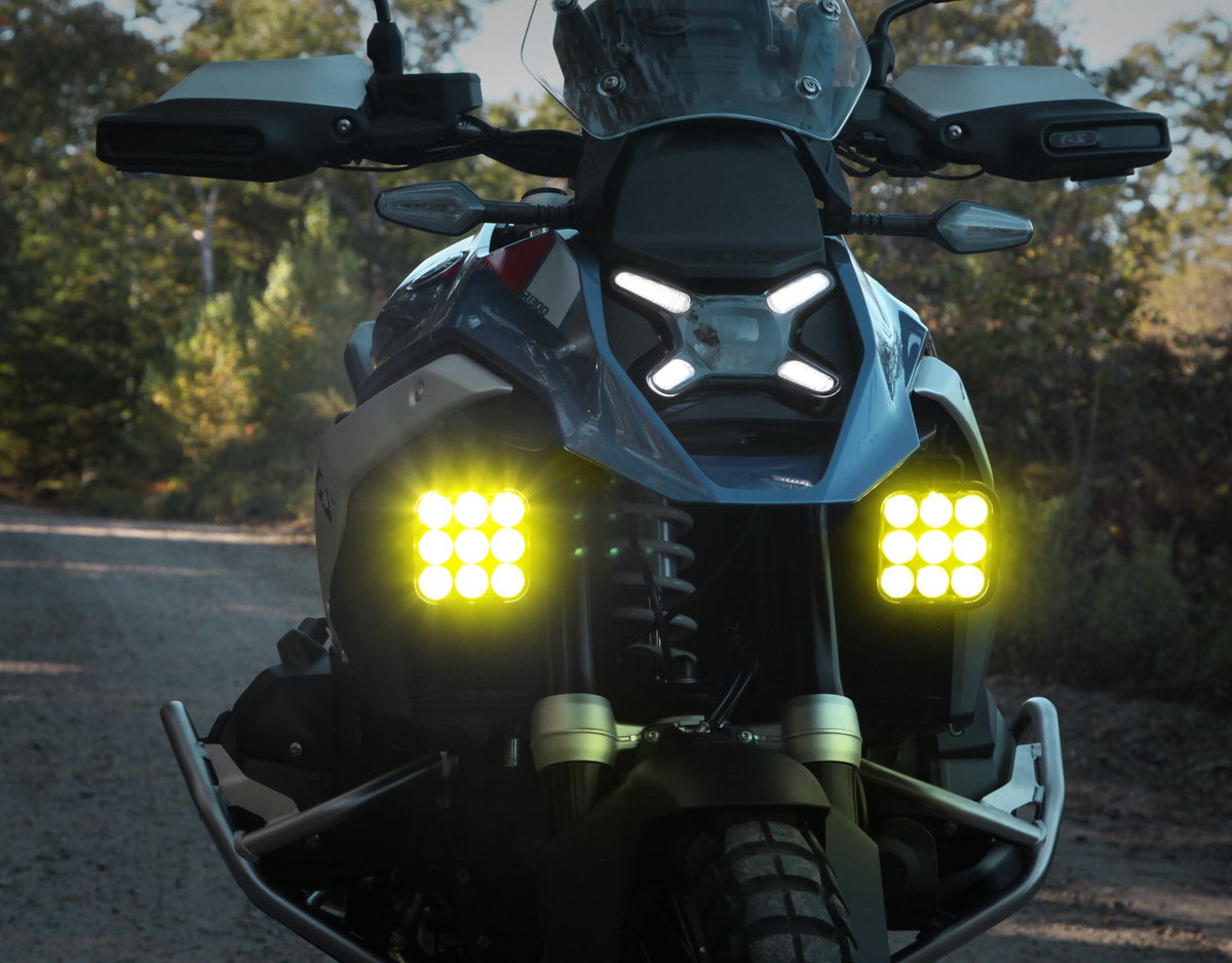 Faretto DENALI DL9 acceso su moto con fascio giallo