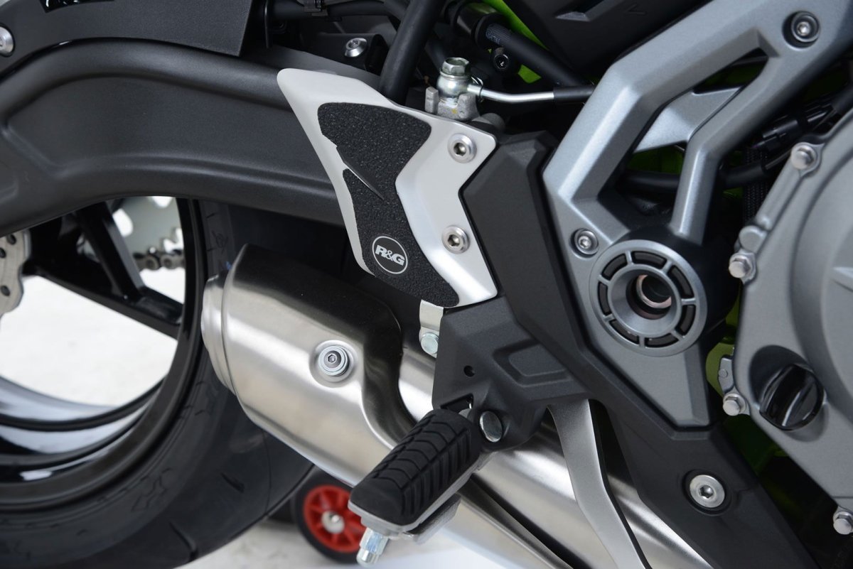 Kit 2PZ Adesivi Anti Scivolo Paratacco Kawasaki Z650 Nero R G 18045 Rg EZBG407BL - ENDURRAD