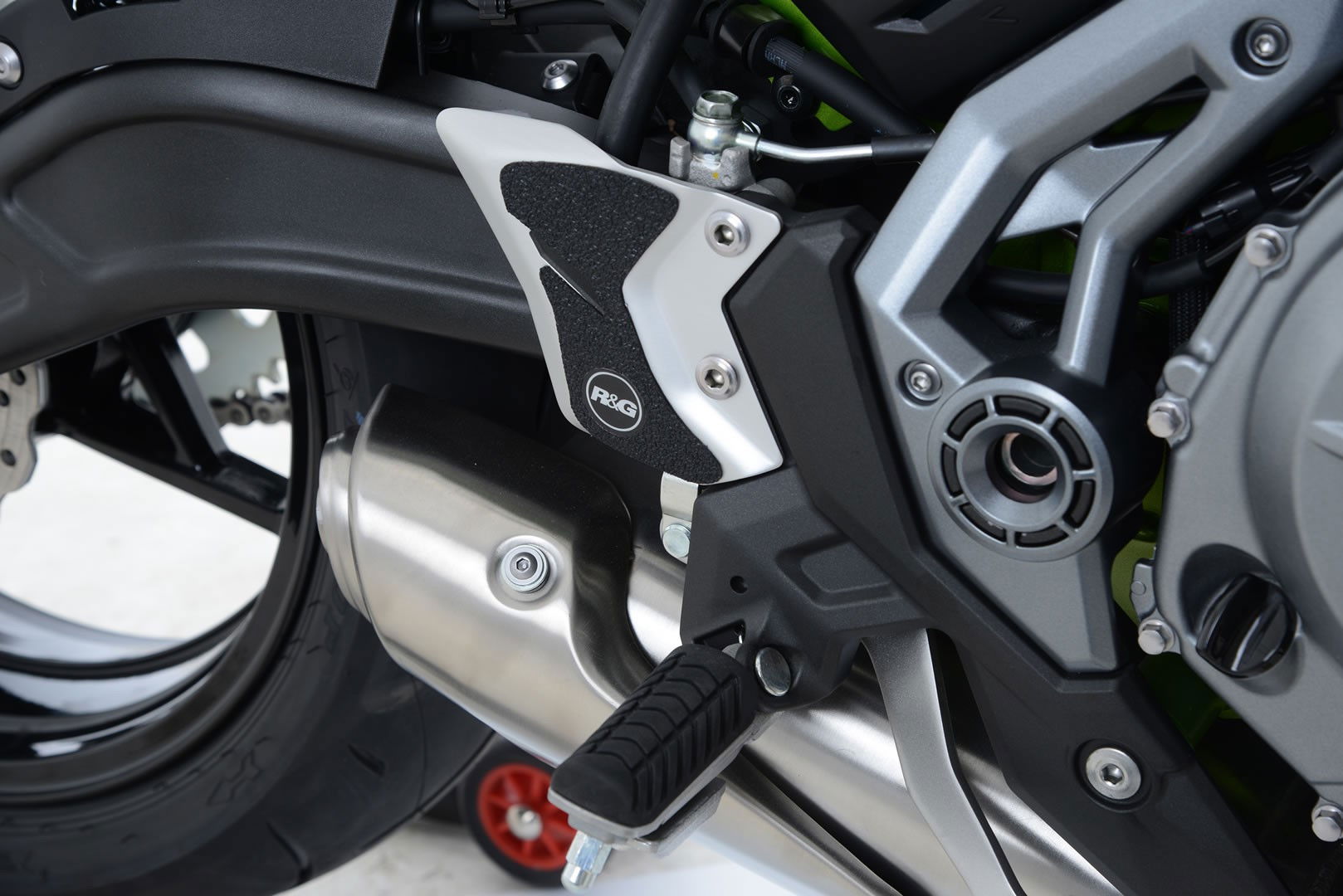 Kit 2PZ Adesivi Anti Scivolo Paratacco Kawasaki Z650 Nero R G 18045 Rg EZBG407BL - Endurrad