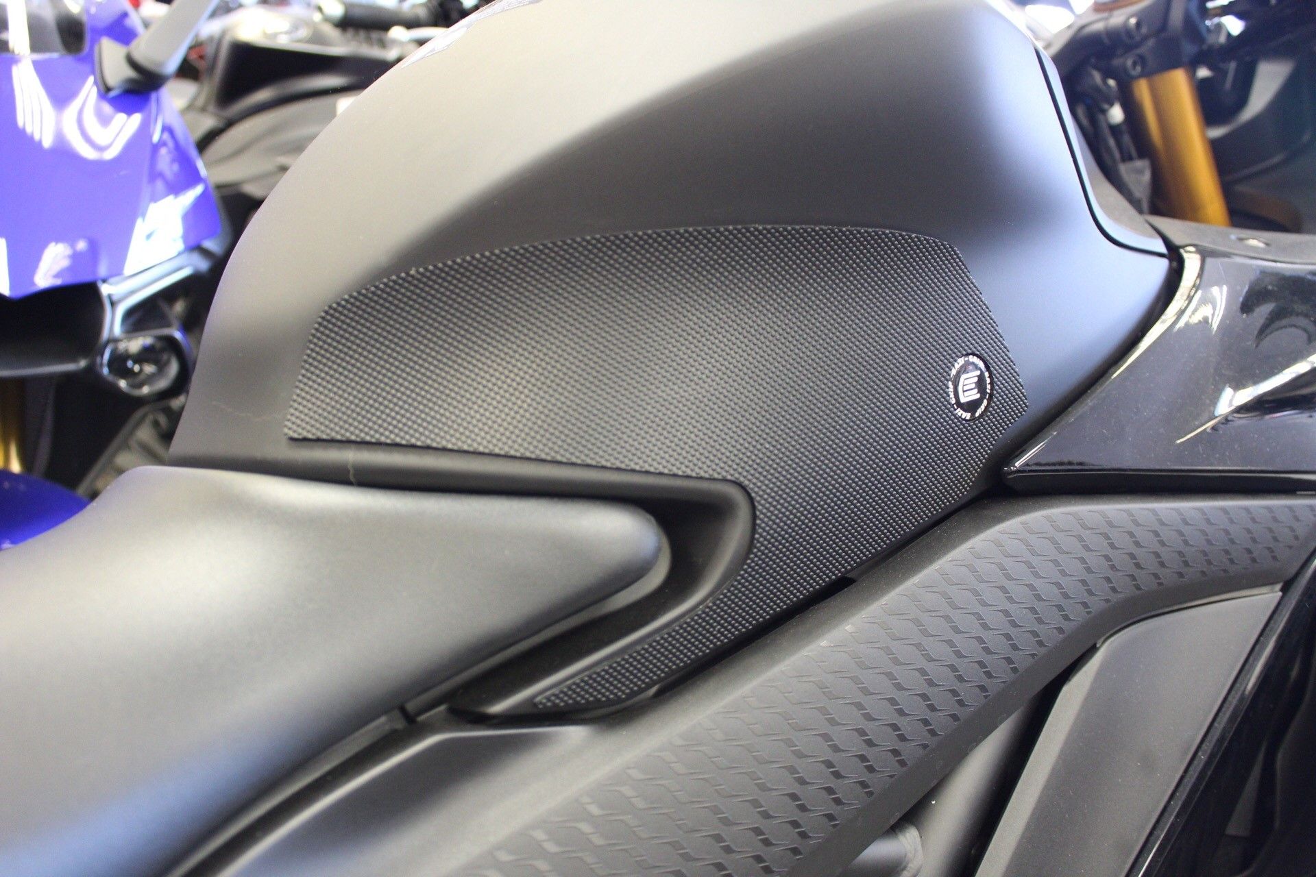 Kit adesivi antiscivolo paraserbatoio Yamaha YZF-R25/R3 2019-