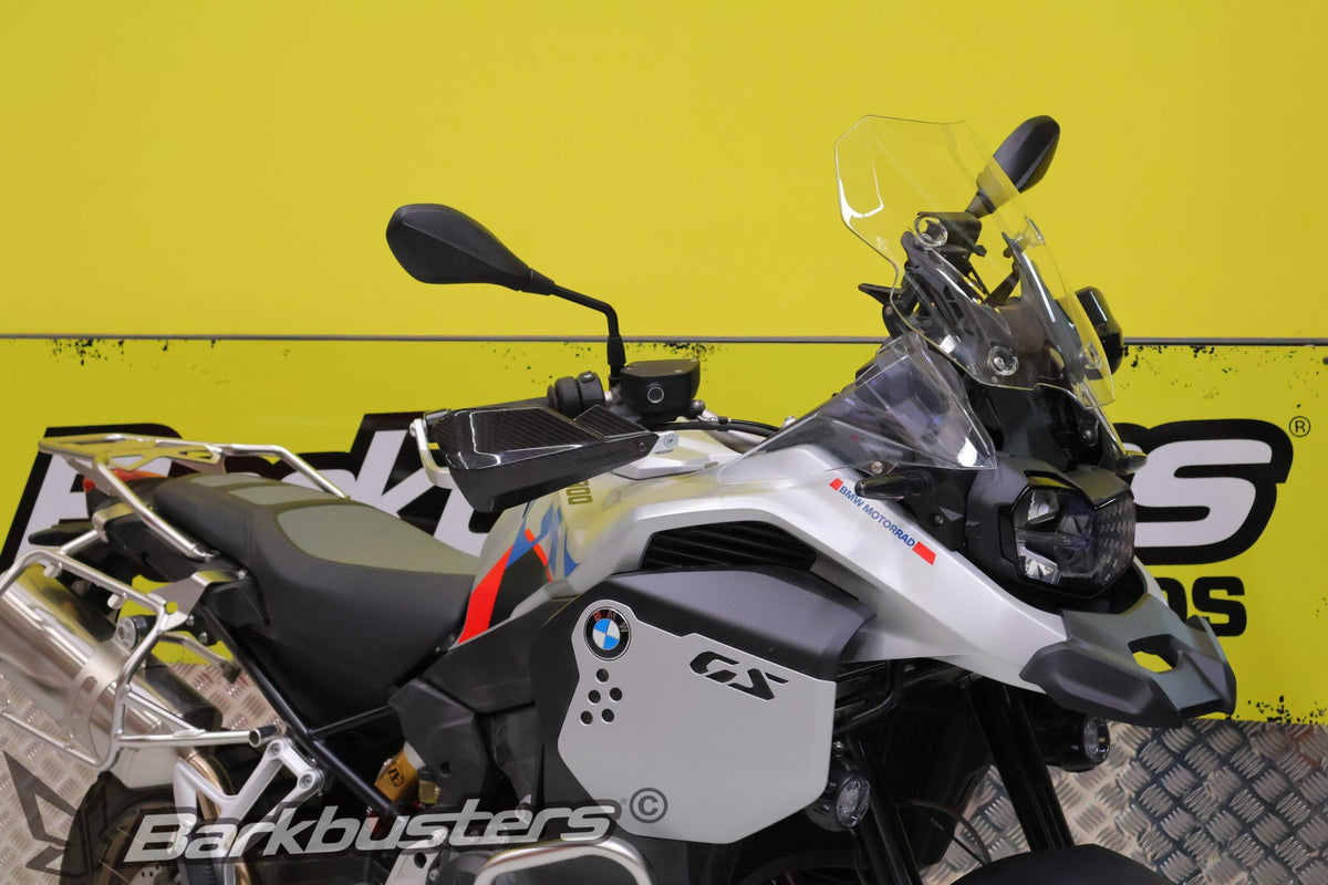 Kit Barkbusters BHG-118 montato su BMW F 900 GS Adventure Ride Pro con plastiche CARBON