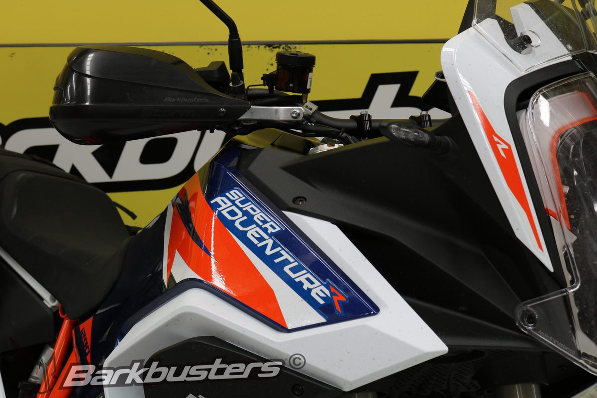 Kit Barkbusters BHG-107 montato su KTM 1290 Super Adventure R con plastiche STORM a copertura estesa, vendute separatamente