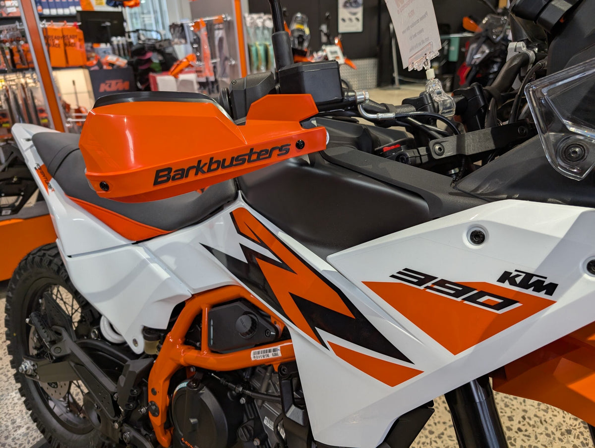 Kit Barkbusters BHG-146 montato su KTM 390 Adventure R con plastiche VPS arancioni, vendute separatamente