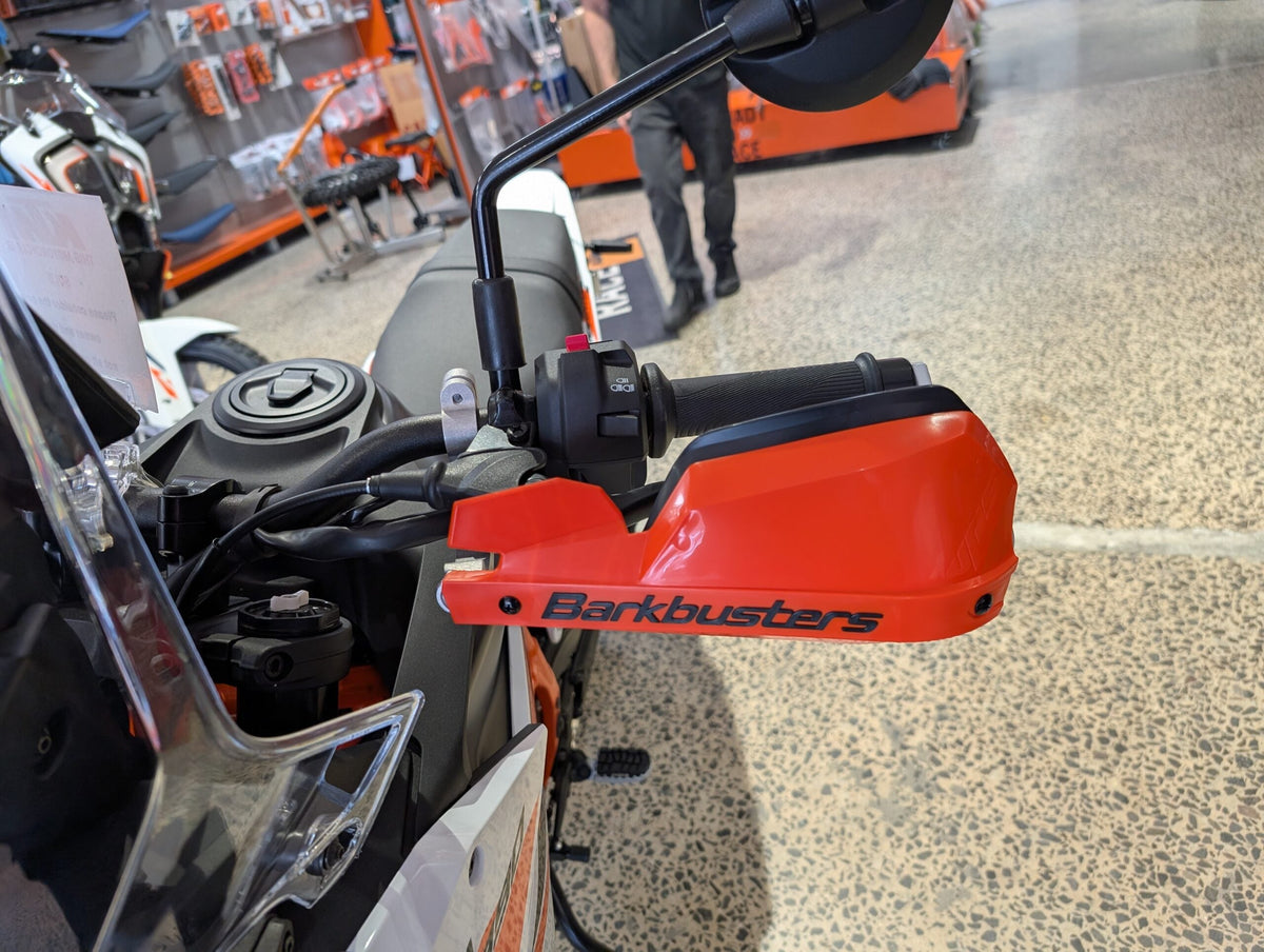 KTM 390 Adventure R con kit Barkbusters BHG-146 e plastiche VPS rosse, vendute separatamente