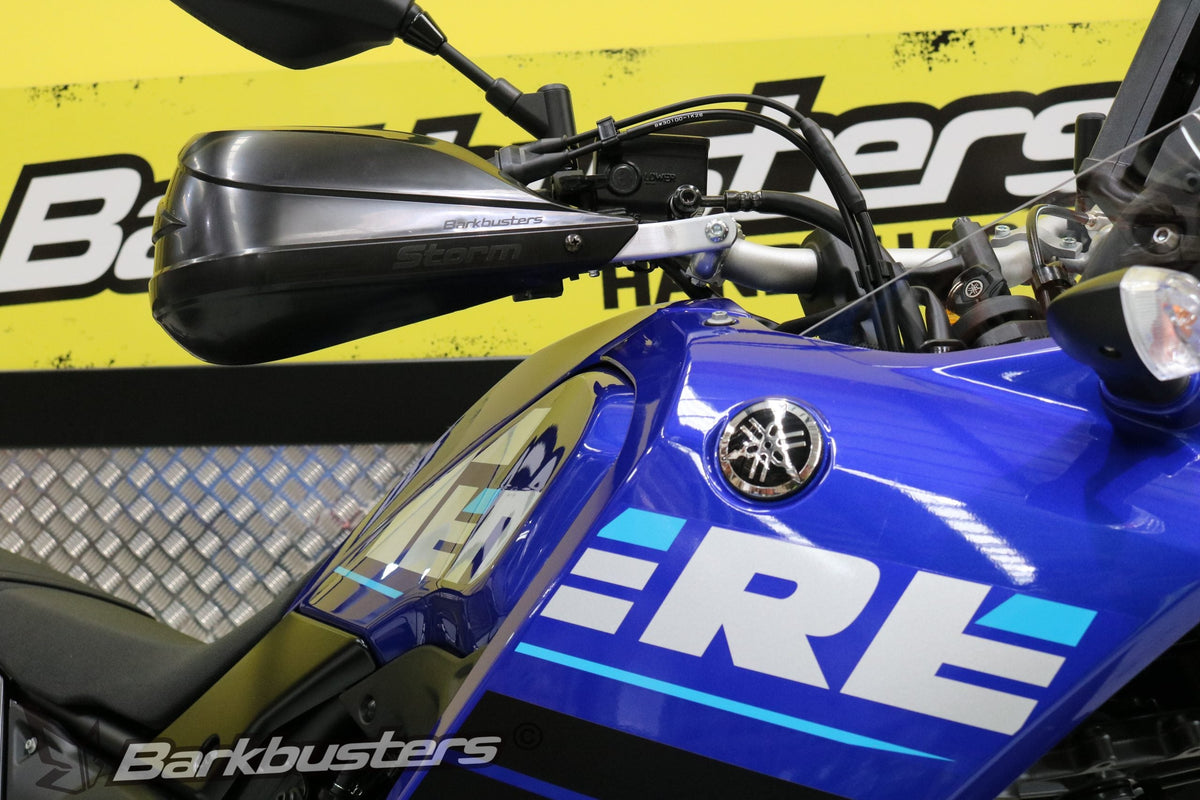Kit Barkbusters BHG-078 montato su Yamaha Ténéré 700 con plastiche STORM nere, vendute separatamente