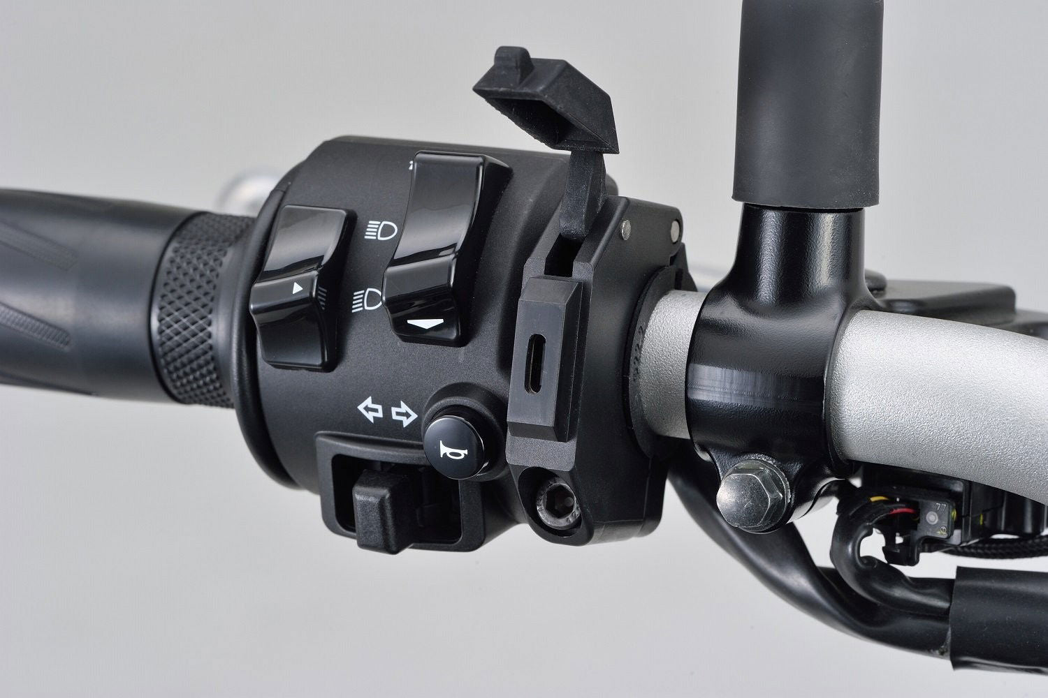 Daytona Slim USB Handlebar Socket Kit, 1 Type-C Port - Pro Quality