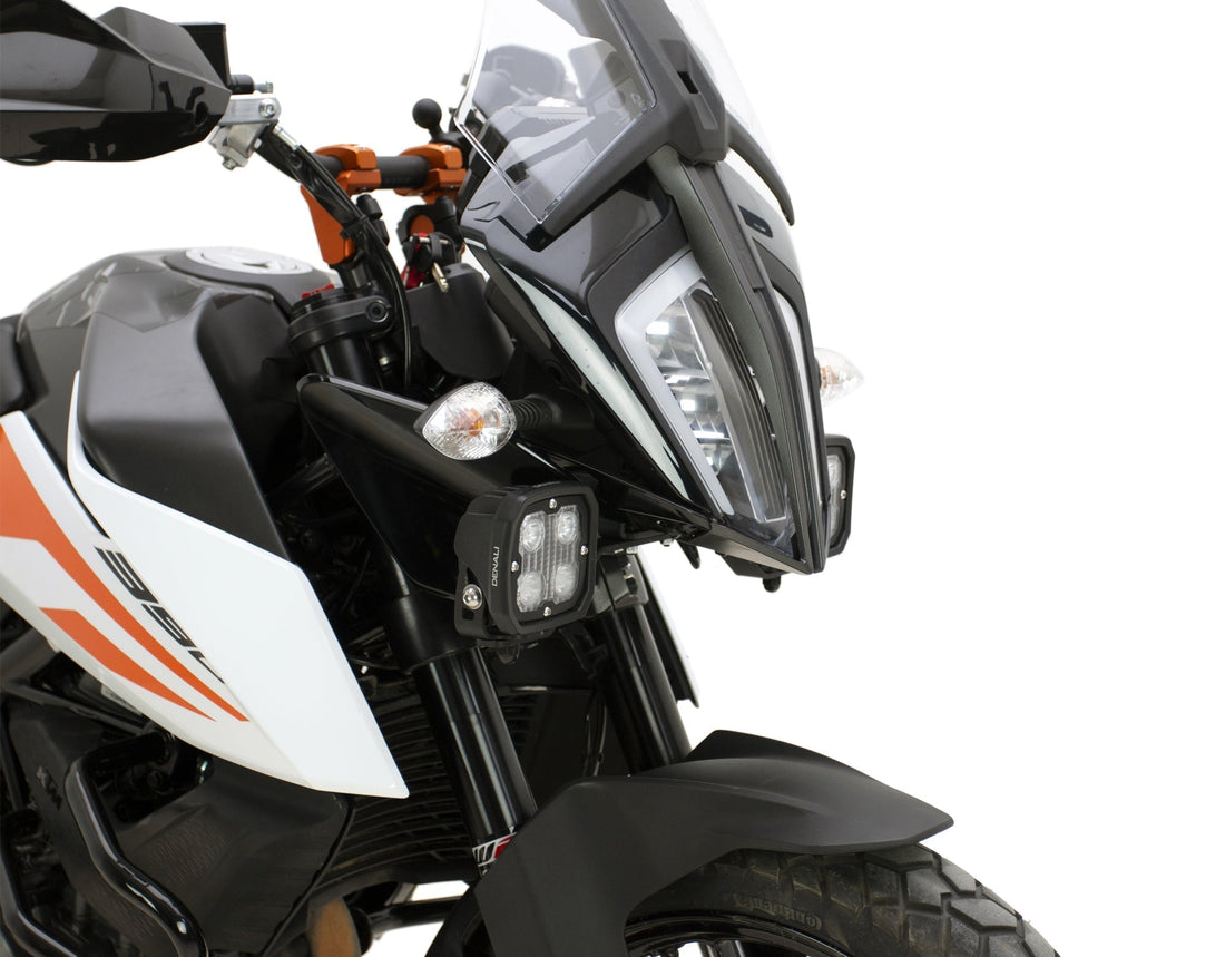 Dettaglio del supporto faretti DENALI sulla 390 Adventure